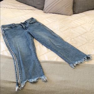 Cropped frayed mom jeans w functioning zipper